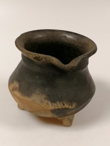 Black clay three-legged jug 18.årh.