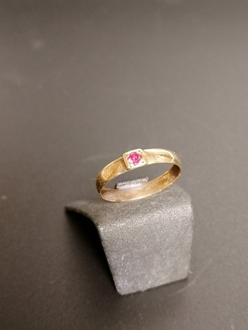 8.carat gold ring with red stone