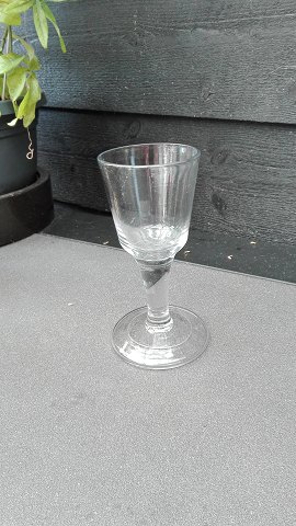 17/1800 tals glas på stor fod med omlagt rand.