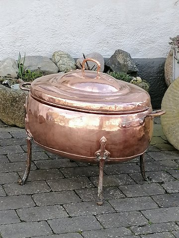 Large 18th century copper pot