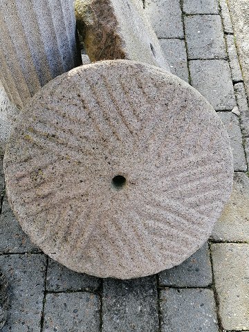 Kig-Ind - oldsager møllesten granit
