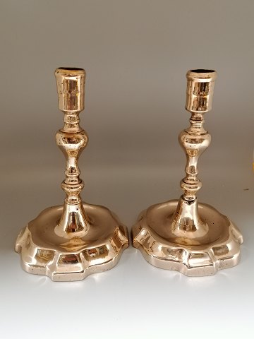 A pair of Baroque candlesticks made of ore