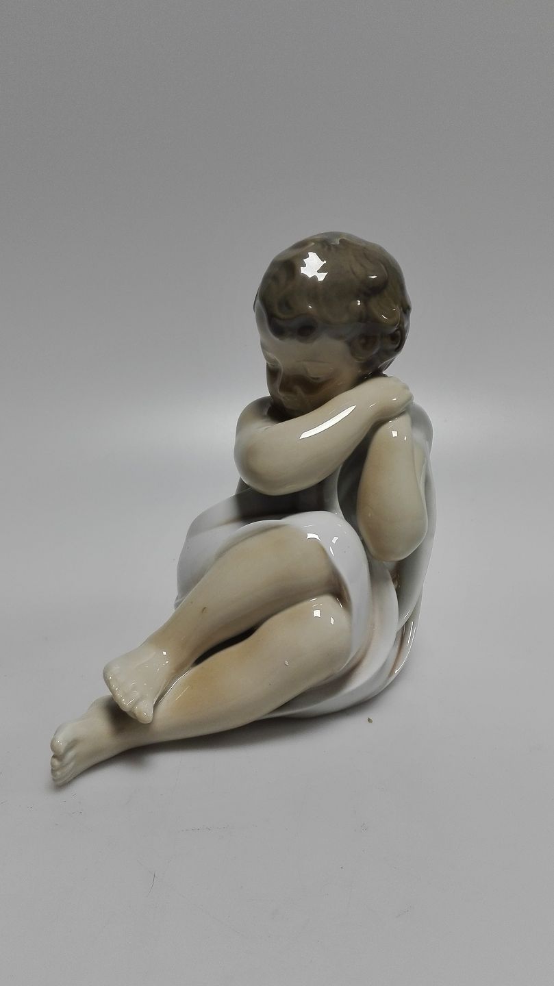 Kig-Ind Antik - Kongelig porcelæn figur 3009